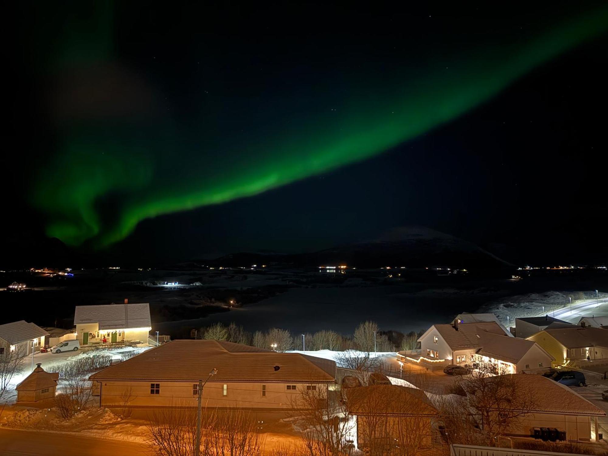 Leilighet Med Nydelig Utsikt Pa Leknes! Skullbru Bagian luar foto